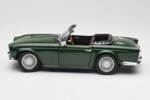 Triumph TR4 British Racing Green Revell 1:18 08827-T1 メタル - 画像 4/8