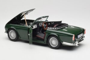 Triumph TR4 British Racing Green Revell 1:18 08827-T1 メタル - 画像 5/8