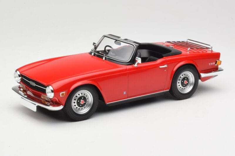 Triumph TR6 PI レッド Minichamps 1:18 155132031 メタル