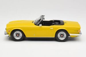 Triumph TR6 RHD イエロー Minichamps 1:18 155132034 メタル - 画像 3/6
