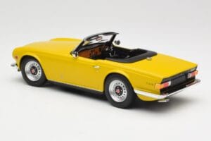 Triumph TR6 RHD イエロー Minichamps 1:18 155132034 メタル - 画像 5/6