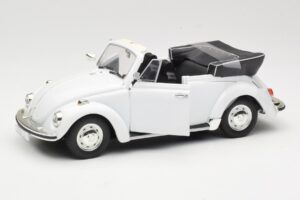 Volkswagen 1302 LS カブリオレ ホワイト Revell 1:18 8415 メタル - 画像 2/8