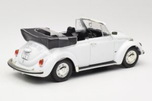 Volkswagen 1302 LS カブリオレ ホワイト Revell 1:18 8415 メタル - 画像 3/8