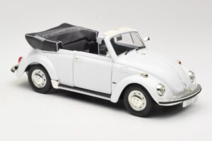 Volkswagen 1302 LS カブリオレ ホワイト Revell 1:18 8415 メタル - 画像 6/8