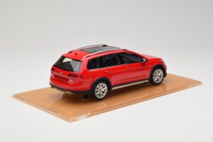 Volkswagen Golf Mk7 Alltrack Tornado Red DNA 1:18 DNA000035 レジン - 画像 2/6