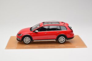 Volkswagen Golf Mk7 Alltrack Tornado Red DNA 1:18 DNA000035 レジン - 画像 3/6