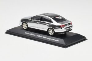 Volkswagen Passat B6 Chrome Silver 10 Years Volkswagen Magazine Minichamps 1:43 PASSAT004 メタル - 画像 3/4