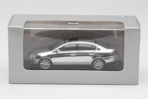 Volkswagen Passat B6 Chrome Silver 10 Years Volkswagen Magazine Minichamps 1:43 PASSAT004 メタル - 画像 4/4