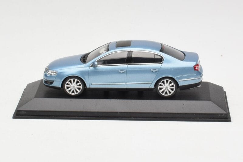 Volkswagen Passat B6 Blue Metallic Minichamps 1:43 PASSAT002 メタル