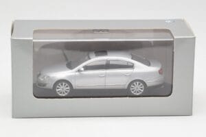 Volkswagen Passat B6 シルバー Minichamps 1:43 PASSAT003 メタル - 画像 4/4