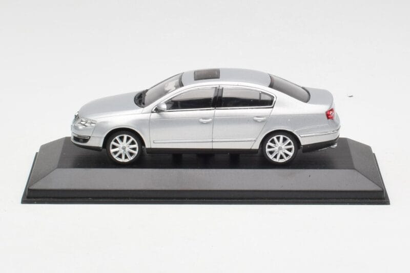Volkswagen Passat B6 シルバー Minichamps 1:43 PASSAT003 メタル