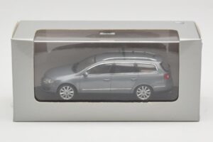 Volkswagen Passat B6 Variant Grey Metallic Minichamps 1:43 PASSAT005 メタル - 画像 4/4