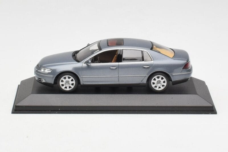 Volkswagen Phaeton 3D グレー Minichamps 1:43 3D0099300GPR7Q メタル