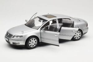 Volkswagen Phaeton D1 Silver Metallic AUTOart 1:18 79742 メタル - 画像 2/8
