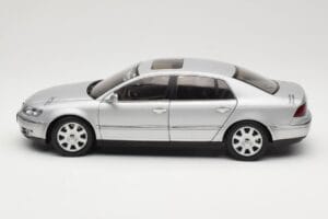 Volkswagen Phaeton D1 Silver Metallic AUTOart 1:18 79742 メタル - 画像 4/8