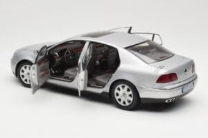 Volkswagen Phaeton D1 Silver Metallic AUTOart 1:18 79742 メタル - 画像 5/8