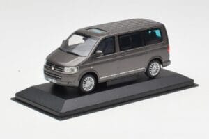Volkswagen T5 Bus Bronze Metallic Minichamps 1:43 4039378412203 メタル - 画像 2/4