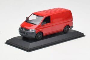 Volkswagen T5 デリバリーバン レッド & ブラックホイール Minichamps 1:43 400052260-B メタル - 画像 2/4