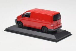 Volkswagen T5 デリバリーバン レッド & ブラックホイール Minichamps 1:43 400052260-B メタル - 画像 3/4