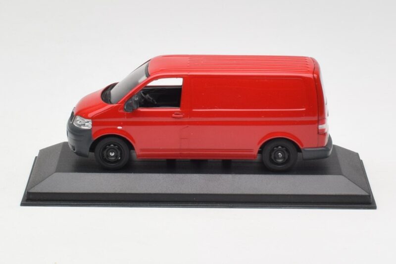 Volkswagen T5 デリバリーバン レッド & ブラックホイール Minichamps 1:43 400052260-B メタル