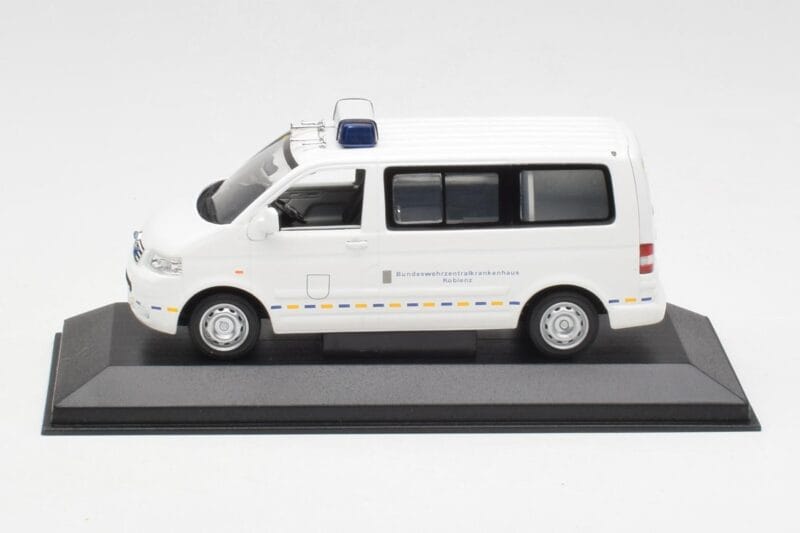 Volkswagen T5 Multivan Bundeswehr 救急医師 プロトタイプ Minichamps 1:43 400052291-P1 メタル