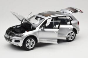 Volkswagen Touareg 7L Silver Metallic Kyosho 1:18 8821CS メタル - 画像 2/8