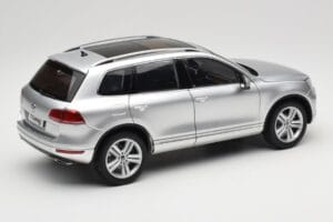 Volkswagen Touareg 7L Silver Metallic Kyosho 1:18 8821CS メタル - 画像 3/8
