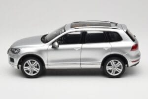 Volkswagen Touareg 7L Silver Metallic Kyosho 1:18 8821CS メタル - 画像 4/8