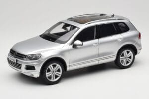 Volkswagen Touareg 7L Silver Metallic Kyosho 1:18 8821CS メタル