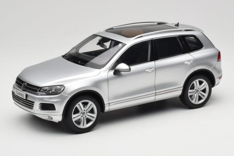 Volkswagen Touareg 7L Silver Metallic Kyosho 1:18 8821CS メタル
