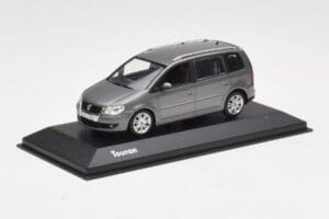 Volkswagen Touran Sport Platinum Grey Minichamps 1:43 TOURAN003 メタル - 画像 2/4