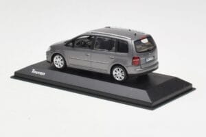 Volkswagen Touran Sport Platinum Grey Minichamps 1:43 TOURAN003 メタル - 画像 3/4