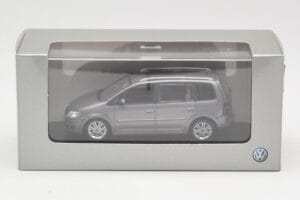 Volkswagen Touran Sport Platinum Grey Minichamps 1:43 TOURAN003 メタル - 画像 4/4