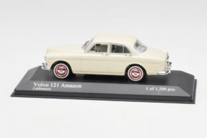 Volvo 121 Amazon ホワイト Minichamps 1:43 430171040 メタル