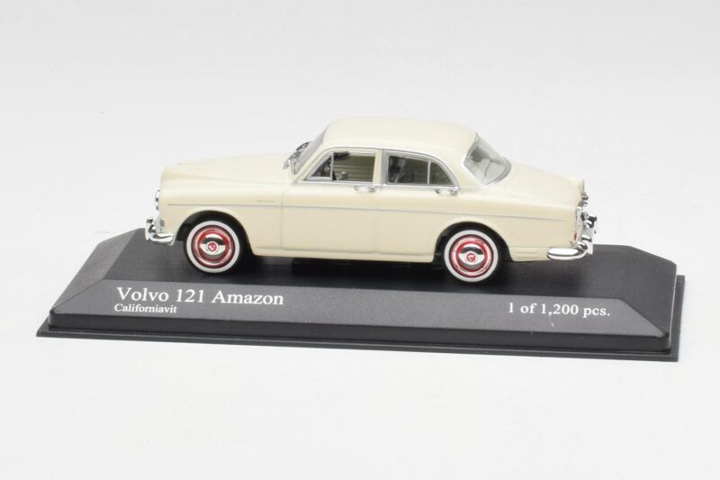 Volvo 121 Amazon ホワイト Minichamps 1:43 430171040 メタル