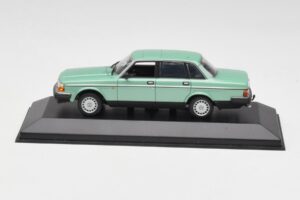 Volvo 240 GL グリーンメタリック Minichamps 1:43 400171402 メタル
