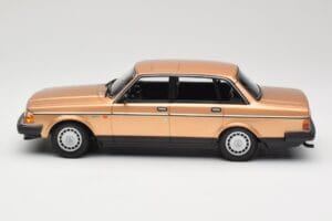 Volvo 240 GL ゴールド Minichamps 1:18 155171405 メタル - 画像 3/6