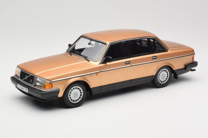 Volvo 240 GL ゴールド Minichamps 1:18 155171405 メタル