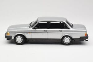 Volvo 240 GL シルバー Minichamps 1:18 155171408 メタル - 画像 3/6