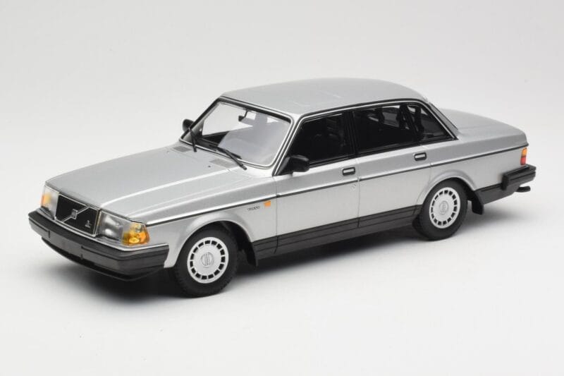 Volvo 240 GL シルバー Minichamps 1:18 155171408 メタル