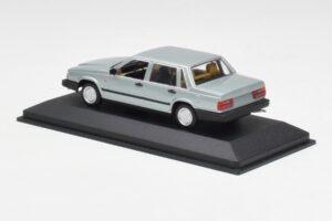 Volvo 240 GL シルバーメタリック Minichamps 1:43 940171402 メタル - 画像 3/4