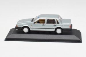 Volvo 240 GL シルバーメタリック Minichamps 1:43 940171402 メタル