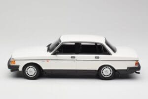 Volvo 240 GL ホワイト Minichamps 1:18 155171402 メタル - 画像 3/6