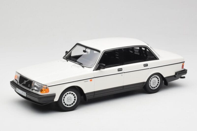 Volvo 240 GL ホワイト Minichamps 1:18 155171402 メタル