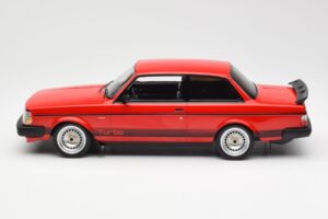 Volvo 240 Turbo レッド Custom IXO 1:18 18CMC177 メタル - 画像 3/5