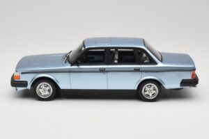 Volvo 244 Turbo ライトブルー DNA 1:18 DNA000135 メタル - 画像 3/6