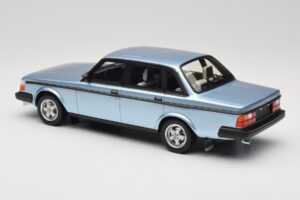 Volvo 244 Turbo ライトブルー DNA 1:18 DNA000135 メタル - 画像 5/6