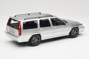 Volvo V70 R P80 シルバー DNA 1:18 DNA000155 メタル - 画像 2/6