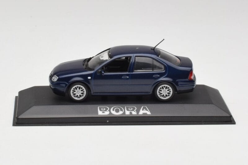 Volkswagen Bora オーシャンブルー Minichamps 1:43 8198223B メタル