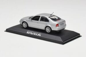 Volkswagen Bora リフレックスシルバー Minichamps 1:43 81982223S メタル - 画像 3/4